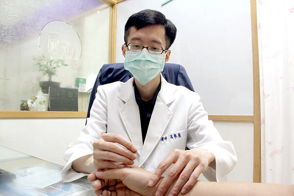 桃园中坜仁人堂中医诊所医师诊治照片